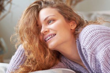 parantez ile güzel bir gülümseyen kız portresi. doğal güzellik.