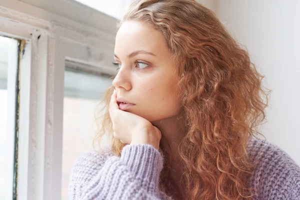 Portret van een mooi jong meisje. peinzende gezicht sluiten. melancholie tiener — Stockfoto