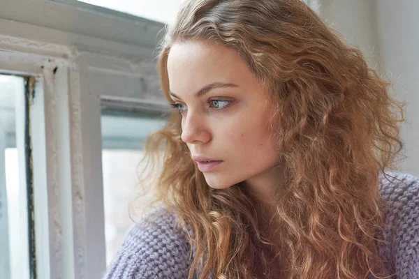 Porträt eines schönen jungen Mädchens. Nachdenkliches Gesicht zum Greifen nah. melancholischer Teenager — Stockfoto