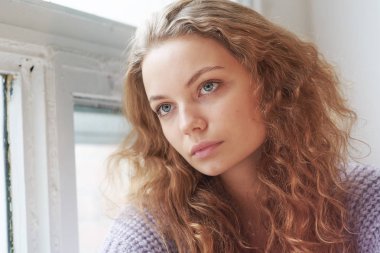 güzel bir genç kızın portresi. pensive yüz yakın. melankoli genç