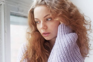 Evde pencere yakınında Depresif genç kadın, closeup - Resim