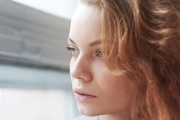 Porträt eines schönen jungen Mädchens. Nachdenkliches Gesicht zum Greifen nah. melancholischer Teenager — Stockfoto