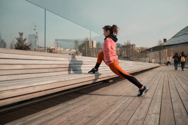 genç Asyalı kadın sabahın erken saatlerinde yoga egzersizleri yapar.