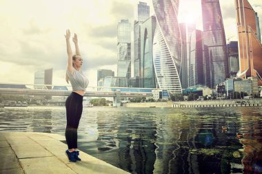 Formda ve genç bir kadının şehirde esneme hareketleri..