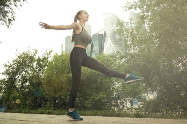 Fit atletik kadın koşucu açık havada büyük bir sıçrama performans