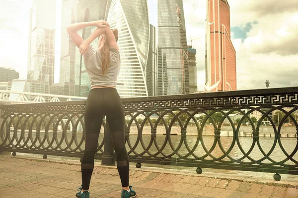 mükemmel bir rakam ve kalça ile sportif kadın metin mesajı için kopya alanı ile karşı kollarını germe, uygun kadın