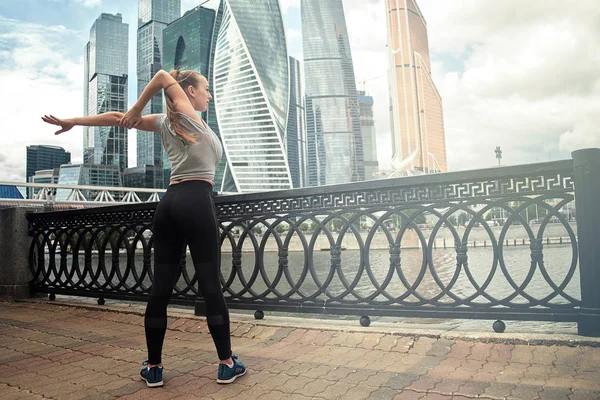 mükemmel bir rakam ve kalça ile sportif kadın metin mesajı için kopya alanı ile karşı kollarını germe, uygun kadın