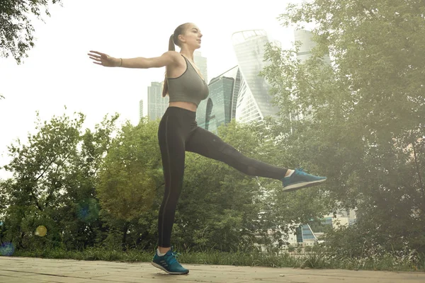 Fit atletik kadın koşucu açık havada büyük bir sıçrama performans