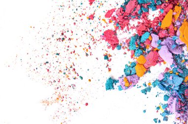 Makro doku Kırık göz farı tozu, beyaz arka plan üzerinde izole