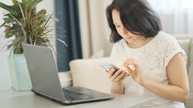 yavaş çekim. Modern ofiste çalışan ve bilgisayar dokunmatik ekran kullanarak gülümseyen iş kadını Closeup portre, monitör bakarak