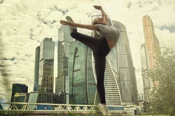 Fitness sport girl in fashion sportswear doing fitness exercise in the street. Hip hop dancer, outdoor sports. — Stock Photo, Image