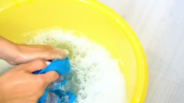 Ralenti asiatique femmes mains lavage des vêtements dans le bassin. tache de lavage des vêtements sales à la main avec du détergent — Video