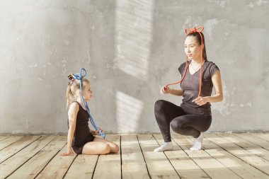 Bir öğretmen klasik dans dans etmeyi öğrenmek isteyen genç öğrencisi için bazı adımları öğretir. Kavramı: hırs, eğitim, öğretim ve dans için aşk