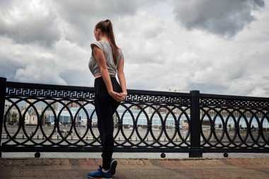 mükemmel bir rakam ve kalça ile sportif kadın metin mesajı için kopya alanı ile karşı kollarını germe, uygun kadın