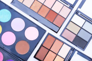 beyaz arka plan üzerinde izole mavi göz farları ile paletler. reklam kuyruklu yıldız için afiş. metin için yer