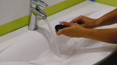 yavaş çekim. makeu p fırça. Kadın lavaboda sabun ve köpük ile kirli makyaj fırçayıkama