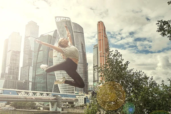 Ajuste atlética mujer corredor realizar un gran salto al aire libre — Foto de Stock