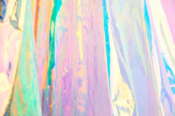 Prawdziwy hologram Tło pomarszczonej abstrakcyjnej tekstury folii o wielu kolorach. Holograficzny opalizujący kolor pomarszczonej folii. Niebieski neon pastelowy holograficzny gradientowy szablon siatki tło lub powierzchnia — Zdjęcie stockowe