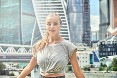 şehir sokaklarında yürürken genç hipster kadın. deneyimleri ücretsiz eğlenceli bir gün. basit şeylerden mutluluk