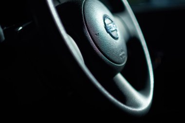 Moskova, Rusya - 01 Eylül 2019: Nissan logosunun direksiyonu. Yazı