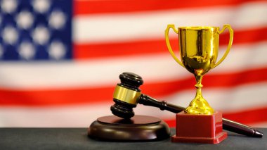 Yargıçlar tokmak ve ödül olarak Usa bayrağı. Yetki alanı sembolü. Hukuk kavramı. Tahta hakimler mahkeme salonunda ya da kolluk kuvvetlerinde masaya otururlar.