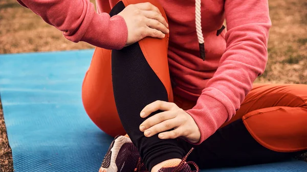 Mujer corredor deportes lesionado pierna — Foto de Stock