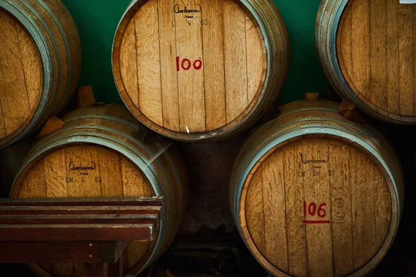Vinfat staplade i den gamla källaren på vingården. — Stockfoto