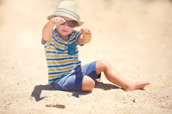 Feriado, menino três anos de idade divertido cavando na areia na praia — Fotografia de Stock