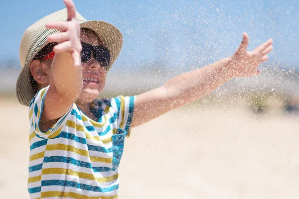 Feriado, menino três anos de idade divertido cavando na areia na praia — Fotografia de Stock