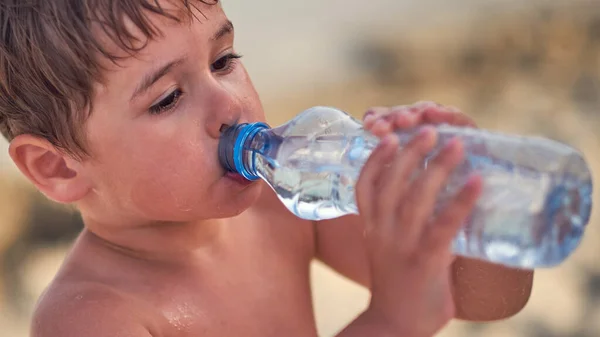 Kind drinken uit een plastic fles — Stockfoto