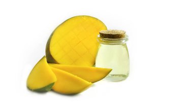 Beyaz arka planda mango meyveleri, özü ve temel yağ