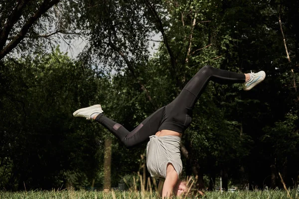 Fitness. Gadis atlet, latihan thlete di luar, kebugaran wanita. Wanita cantik muda Stretching In The Park  . — Stok Foto