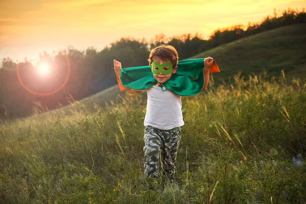 Un niño jugando a ser un superhéroe. Niño con un disfraz de superhéroes. niño feliz corre a conocer al fotógrafo . —  Fotos de Stock