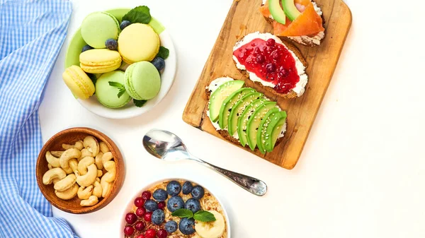 Frühstück Draufsicht isolieren weißen Hintergrund. Haferflocken mit Beeren, Toast auf einem Holzblech, Nüsse, Kaffee — Stockfoto