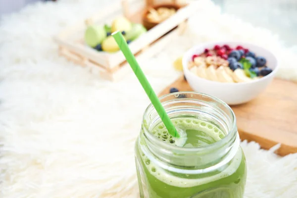 Teh hijau matcha, sarapan atas melihat latar belakang putih. oatmeal dengan buah beri, toasts on a wood tray, nuts, coffee — Stok Foto