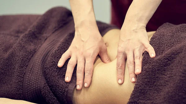 Masaje de tratamiento para adelgazar en el salón de spa. Masaje de vuelta para la mujer. Masaje Spa para corrección figura . — Foto de Stock