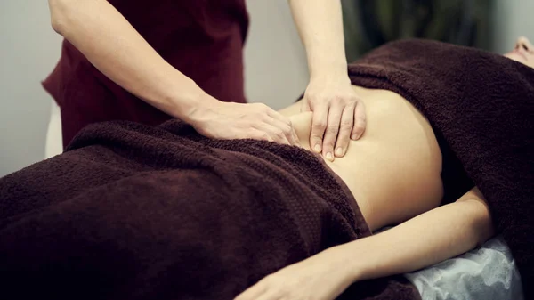 Masaje de tratamiento para adelgazar en el salón de spa. Masaje de vuelta para la mujer. Masaje Spa para corrección figura . — Foto de Stock