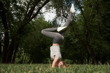 Güzel sportif uygun Yogi kadın uygulamaları yoga amuda Asana bhuja vrischikasana-scorpion amuda poz