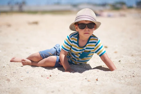 Feriado, menino três anos de idade divertido cavando na areia na praia — Fotografia de Stock