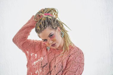 gözlüklü kadın pembe örme kazak kırpılmış görünümü