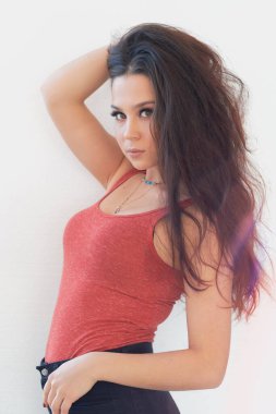 Genç Latin kadın kameraya gülümsüyor. uzun saç gevşek. doğal güzellik. bir hipster kız minimalist portre