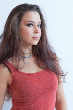 Genç Latin kadın kameraya gülümsüyor. uzun saç gevşek. doğal güzellik. bir hipster kız minimalist portre