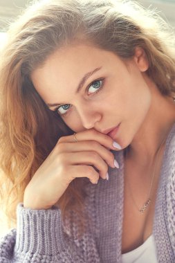 güzel bir genç kızın portresi. pensive yüz yakın. melankoli genç