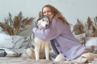 Kızıl saçlı kız en iyi arkadaşına sarılıyor köpek gibi.