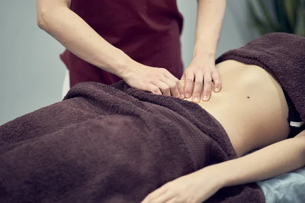 Masaje de tratamiento para adelgazar en el salón de spa. Masaje de vuelta para la mujer. Masaje Spa para corrección figura . — Foto de Stock