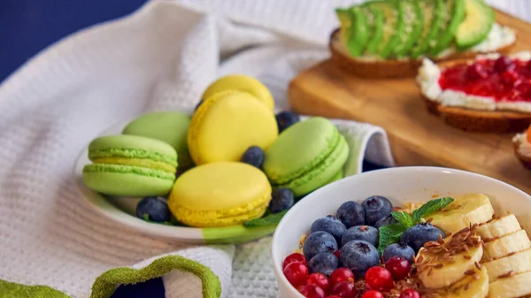 Frühstück von oben schwarzer Hintergrund. Haferflocken mit Beeren, Toast auf einem Holzblech, Nüsse, Kaffee — Stockfoto