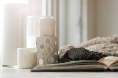 Rahat bir ev. Mumlar, kitap. Hygge tarzı. Sıcak kış sabahı tatili. Yumuşak Resim