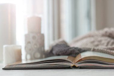 Rahat bir ev. Mumlar, kitap. Hygge tarzı. Sıcak kış sabahı tatili. Yumuşak Resim