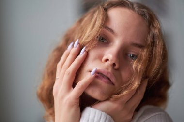 Güzel kıvırcık bir kızın portresi. Penceredeki gizemli yüz..