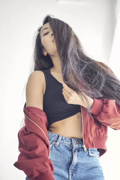 Stile di vita ritratto di moda di giovane hipster alla moda donna Asia — Foto Stock